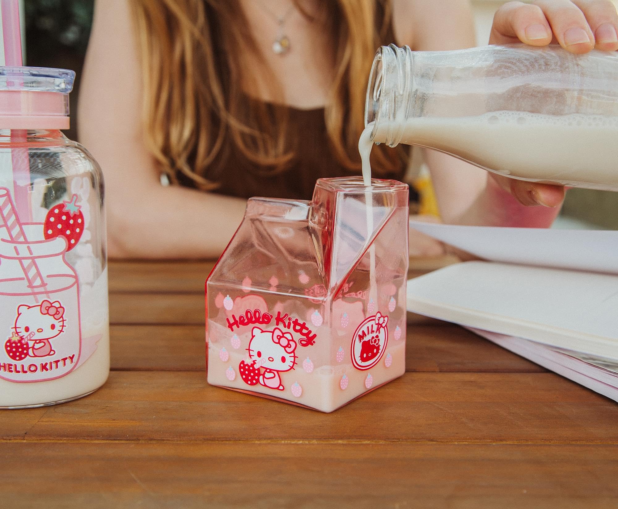 Foto 6 | Cartón De Vidrio Para Leche Hello Kitty Sanrio Strawberry 350 Ml - Venta Internacional.