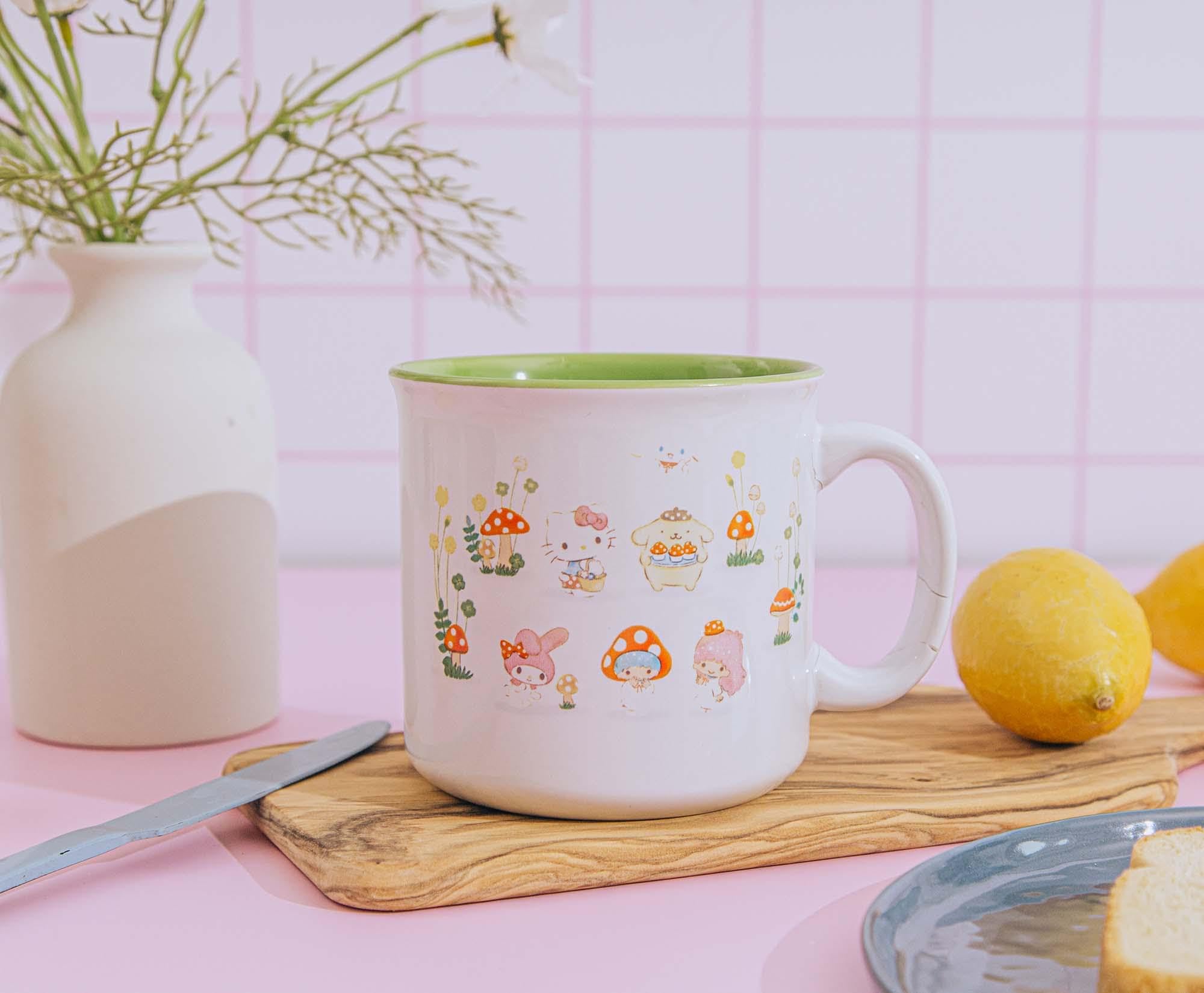 Foto 3 | Taza Camper Silver Buffalo Sanrio Hello Kitty Mushroom Crew - Venta Internacional.