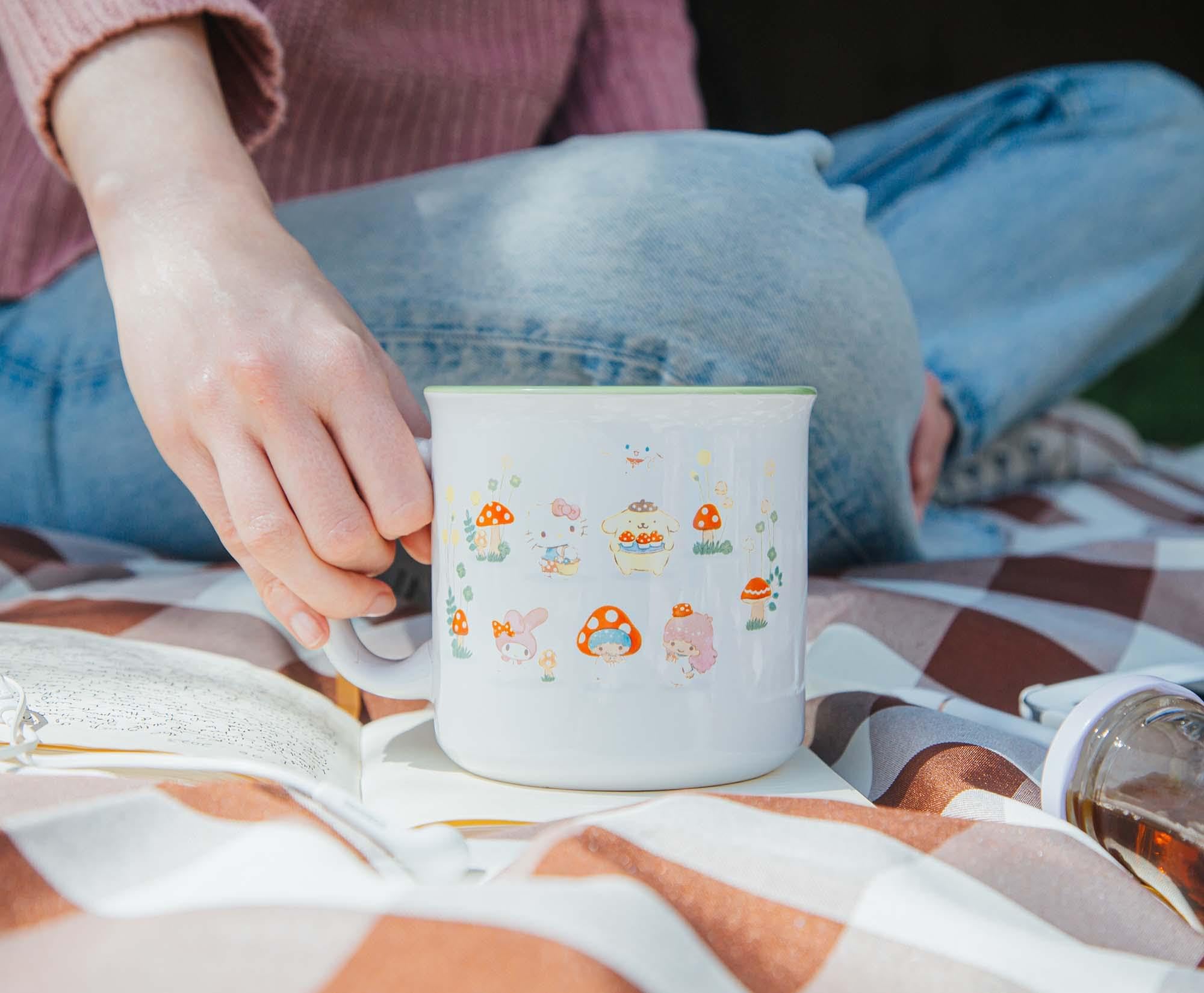 Foto 6 | Taza Camper Silver Buffalo Sanrio Hello Kitty Mushroom Crew - Venta Internacional.