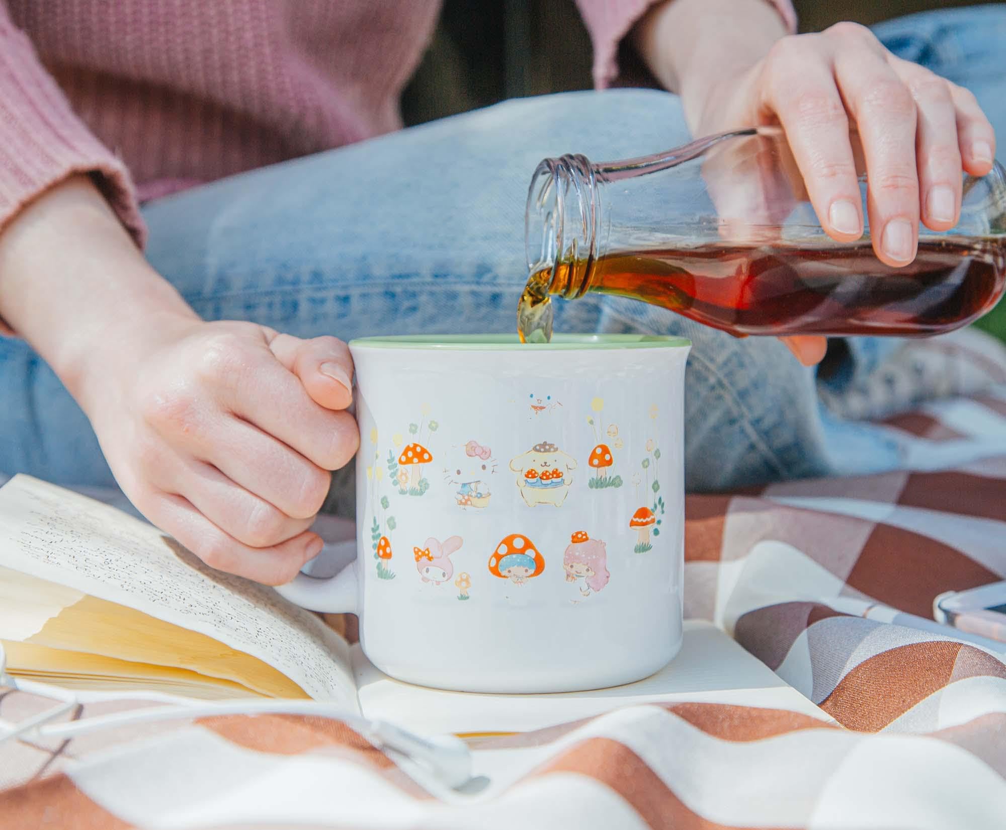Foto 7 | Taza Camper Silver Buffalo Sanrio Hello Kitty Mushroom Crew - Venta Internacional.