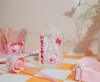 Foto 3 | Botella De Leche Sanrio Hello Kitty Strawberry Glass De 450 Ml Con Pajita - Venta Internacional.