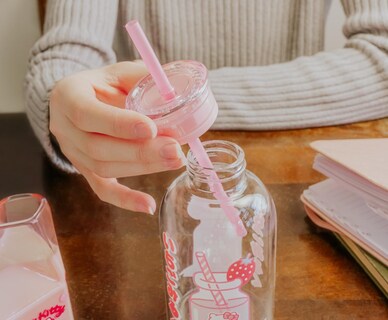 Foto 5 | Botella De Leche Sanrio Hello Kitty Strawberry Glass De 450 Ml Con Pajita - Venta Internacional.