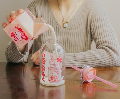 Foto 6 | Botella De Leche Sanrio Hello Kitty Strawberry Glass De 450 Ml Con Pajita - Venta Internacional.
