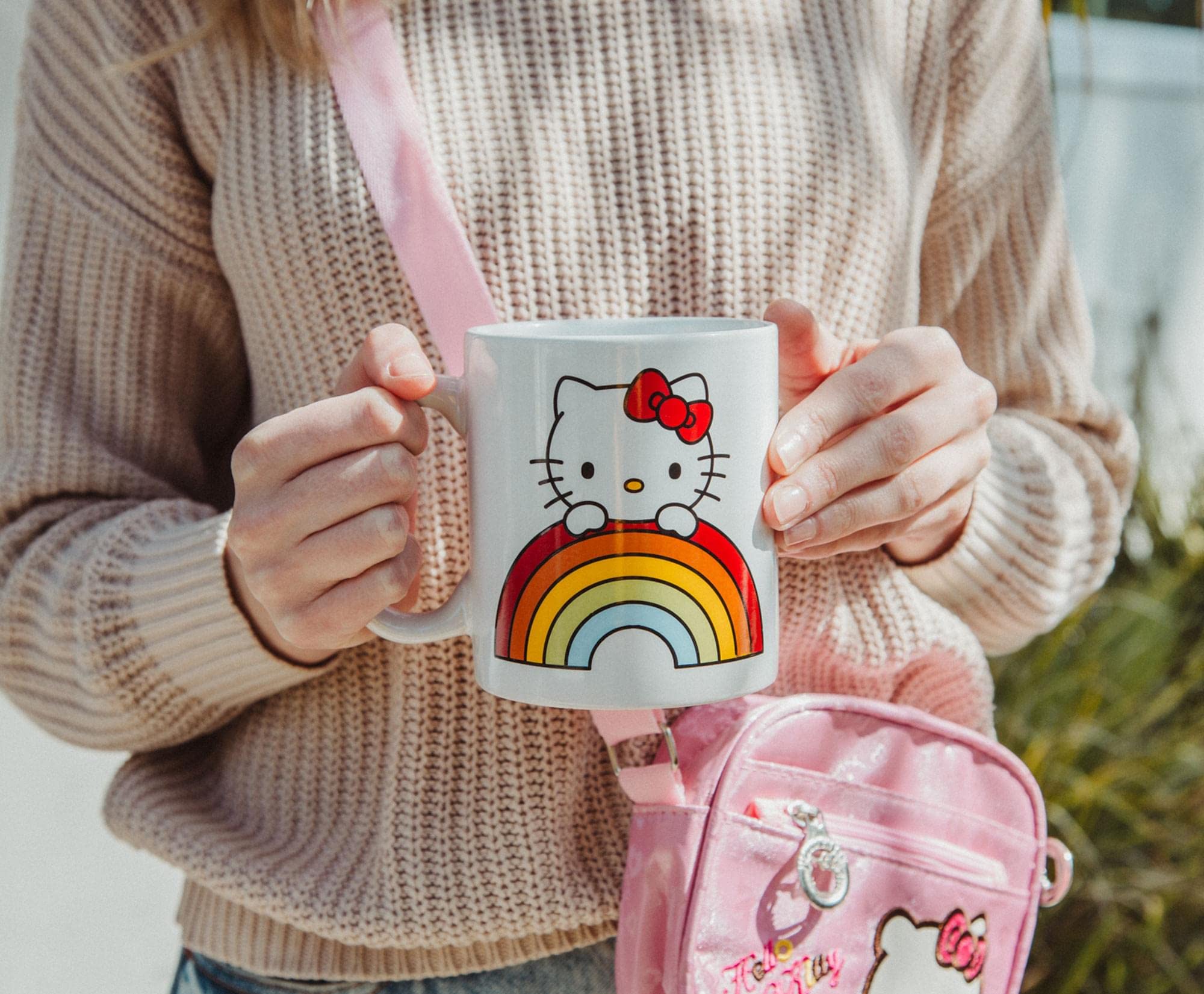 Foto 5 | Taza Silver Buffalo Sanrio Hello Kitty Rainbow Peek 600 Ml - Venta Internacional.