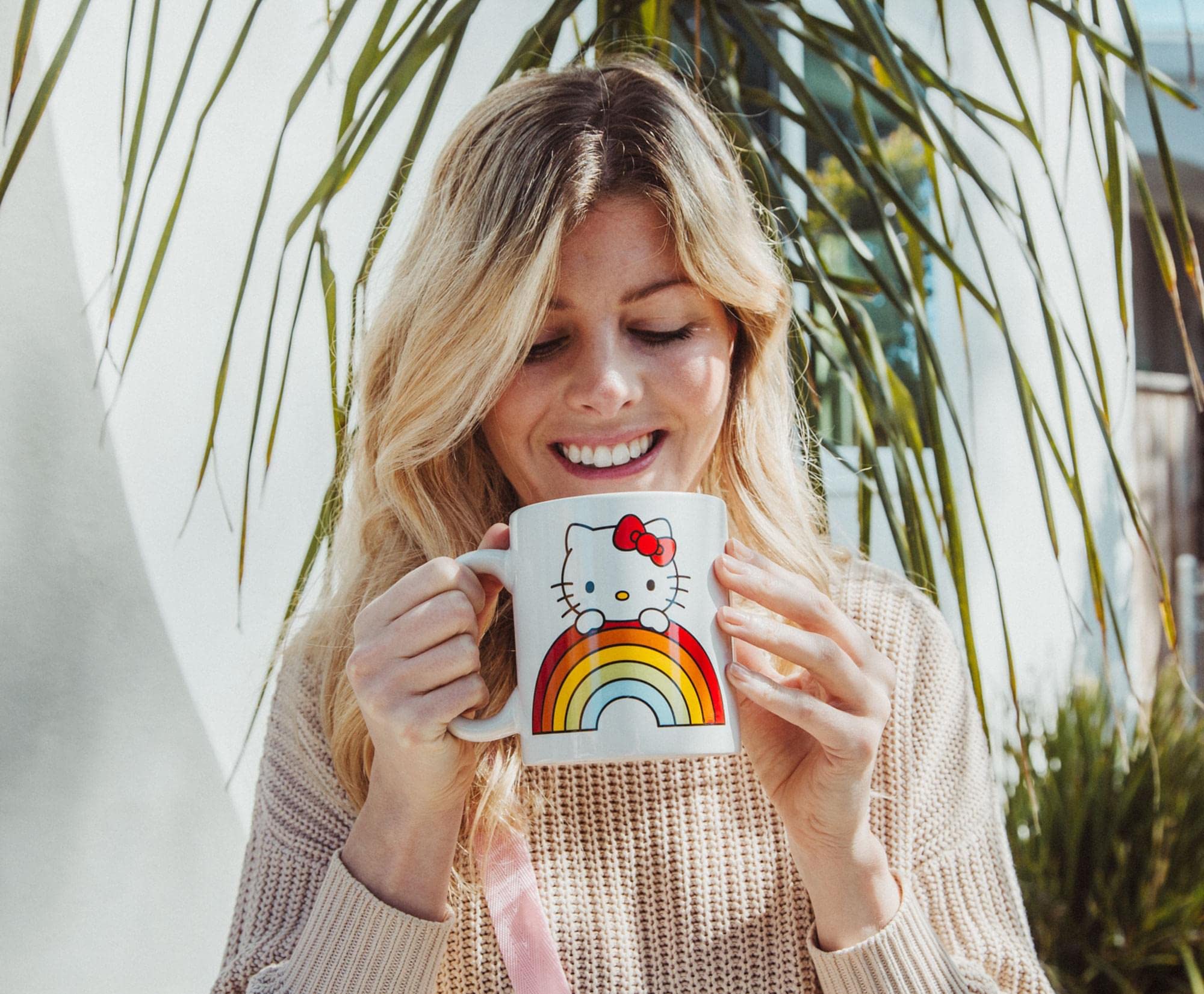 Foto 6 | Taza Silver Buffalo Sanrio Hello Kitty Rainbow Peek 600 Ml - Venta Internacional.