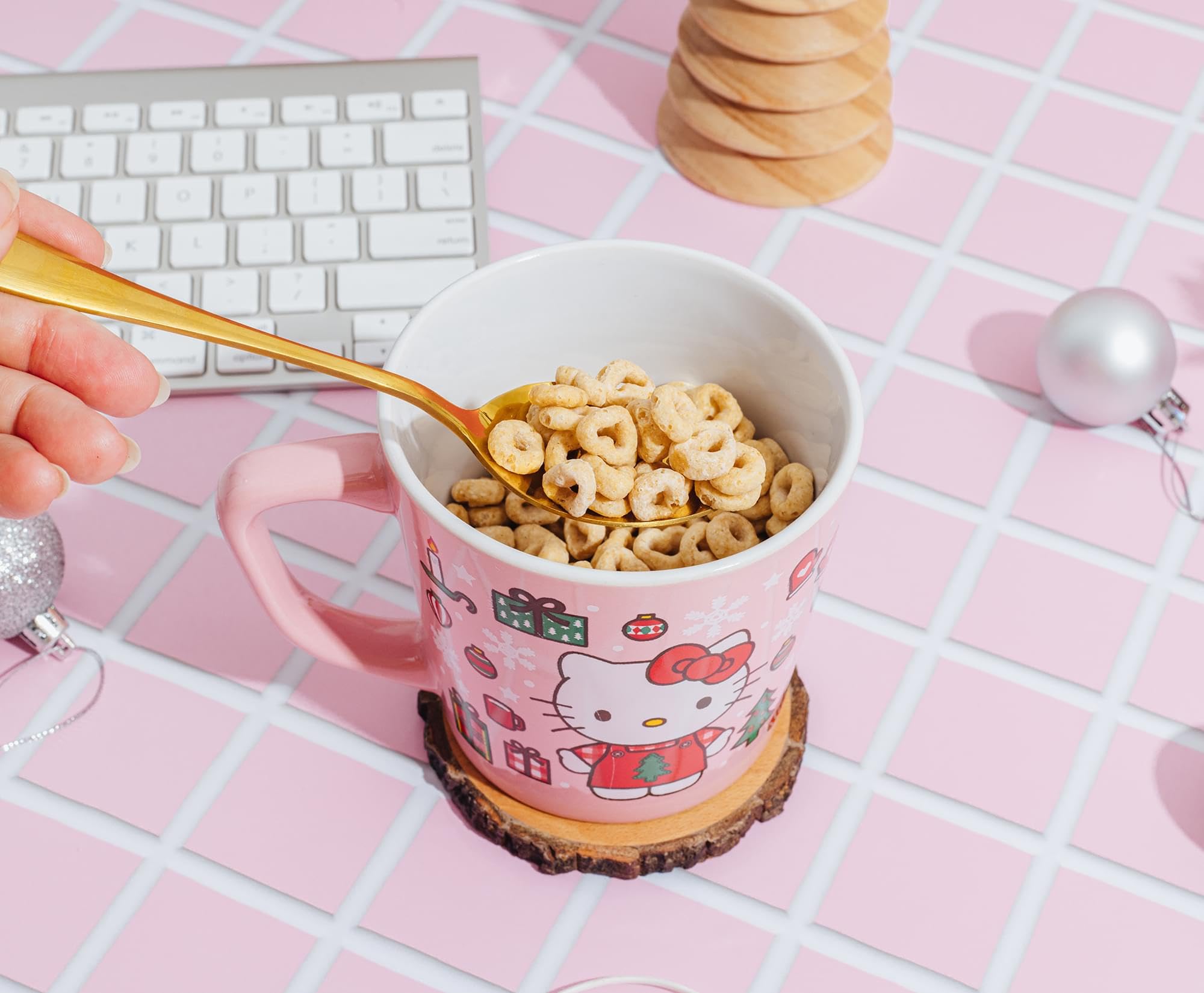 Foto 6 pulgar | Taza Silver Buffalo Sanrio Hello Kitty Holiday  500 Ml - Venta Internacional.