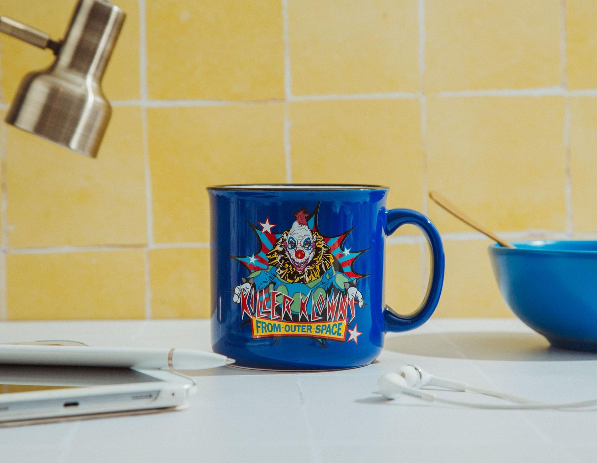 Foto 5 pulgar | Taza Camper Silver Buffalo Killer Klowns From Outer Space Jojo - Venta Internacional.