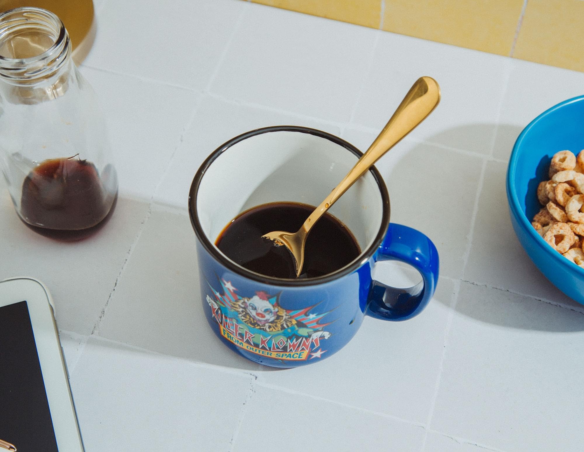 Foto 6 pulgar | Taza Camper Silver Buffalo Killer Klowns From Outer Space Jojo - Venta Internacional.