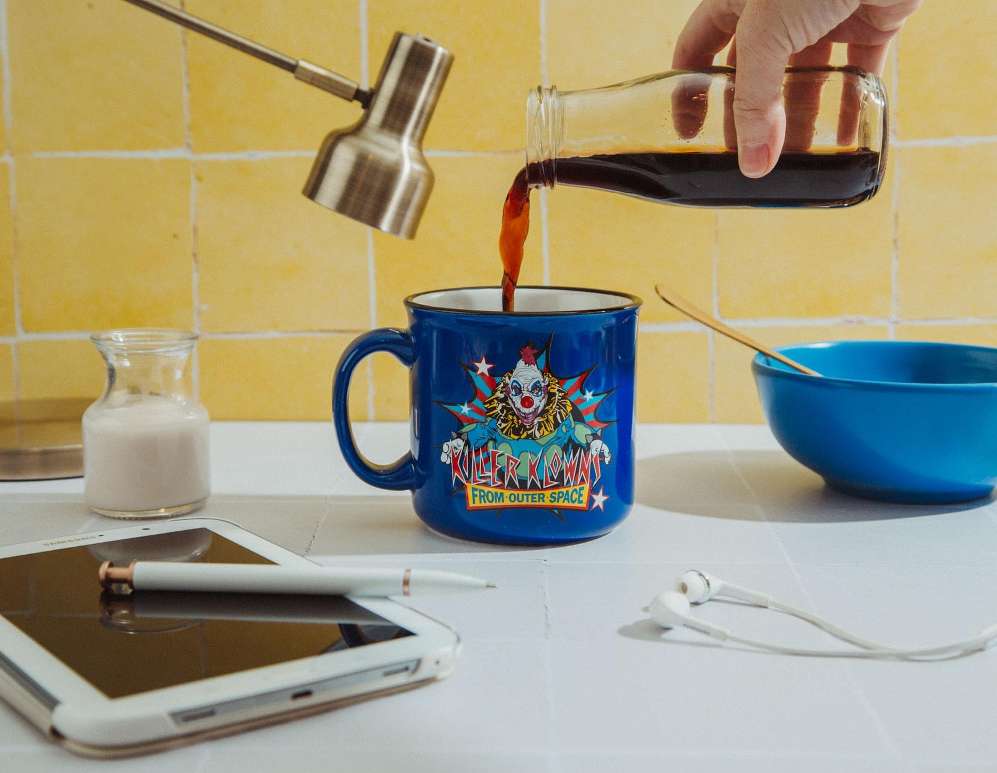 Foto 7 pulgar | Taza Camper Silver Buffalo Killer Klowns From Outer Space Jojo - Venta Internacional.