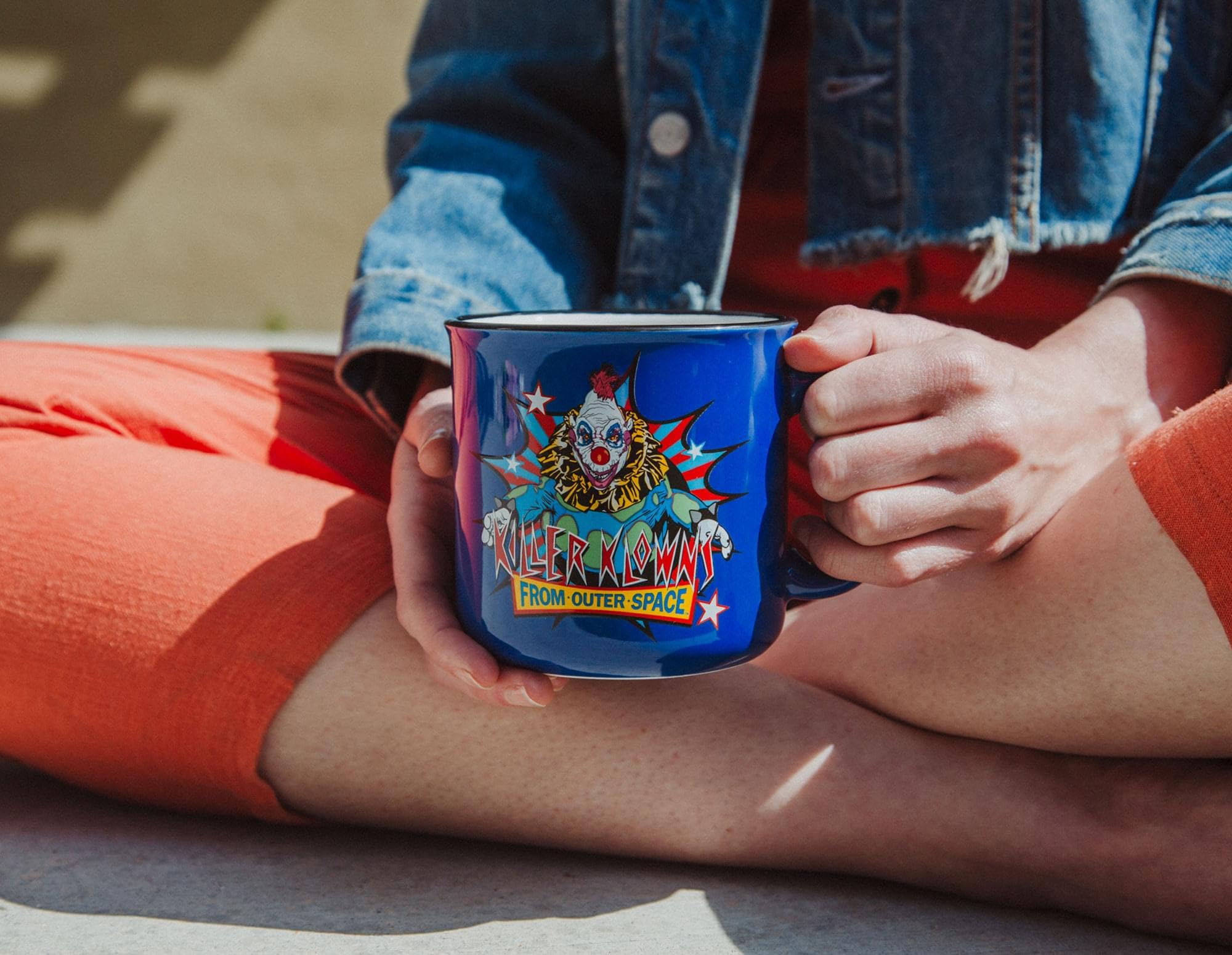 Foto 8 pulgar | Taza Camper Silver Buffalo Killer Klowns From Outer Space Jojo - Venta Internacional.