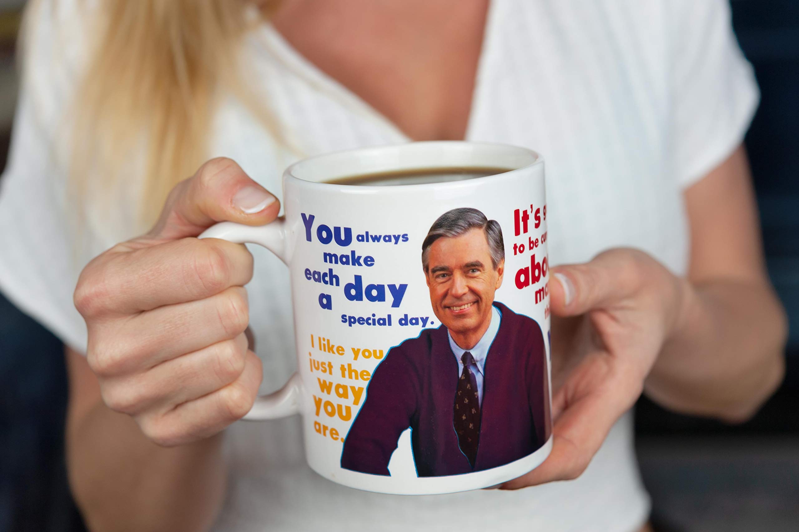 Foto 7 pulgar | Taza De Café Toynk Mister Rogers Sweater Changing 480 Ml - Venta Internacional.