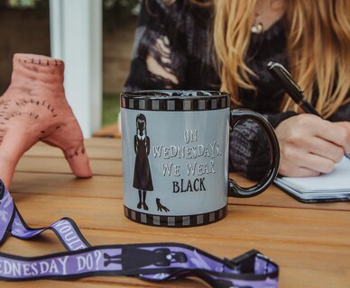 Foto 3 | Taza De Cerámica Silver Buffalo Wednesday We Wear Black 600 Ml - Venta Internacional.