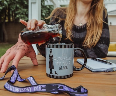 Foto 4 | Taza De Cerámica Silver Buffalo Wednesday We Wear Black 600 Ml - Venta Internacional.