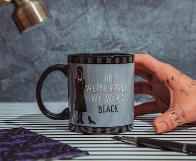 Foto 7 | Taza De Cerámica Silver Buffalo Wednesday We Wear Black 600 Ml - Venta Internacional.