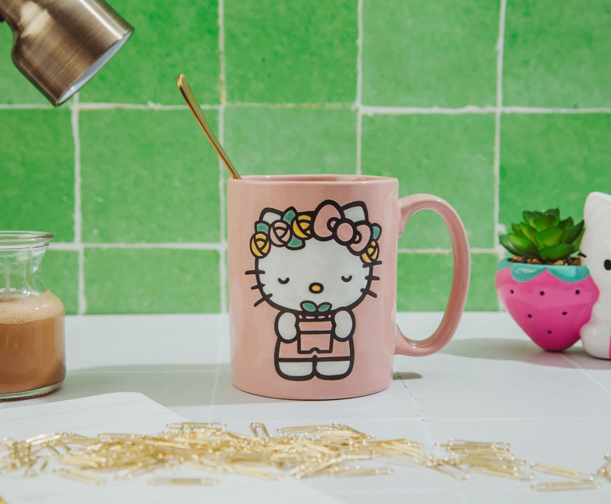 Foto 4 pulgar | Taza De Cerámica Toynk Sanrio Hello Kitty Flower Badge 530 Ml - Venta Internacional.
