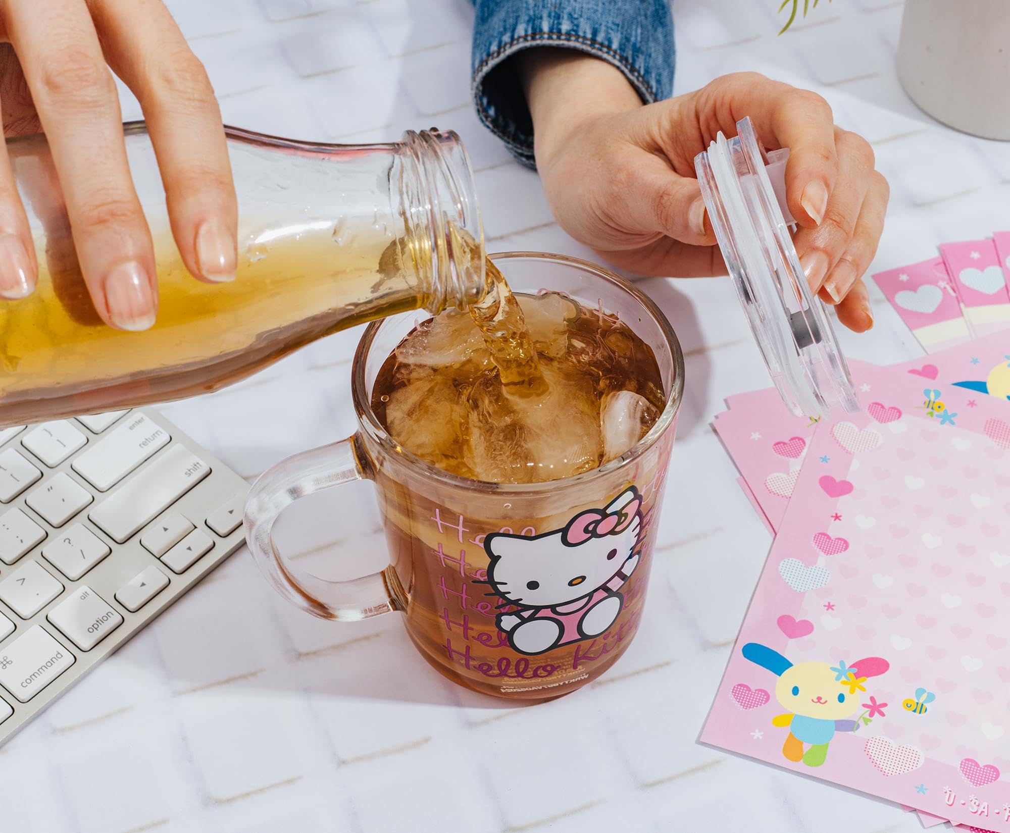 Foto 7 pulgar | Taza Hello Kitty Sanrio Pink Outfit De Cristal Con Tapa  400 Ml - Venta Internacional.