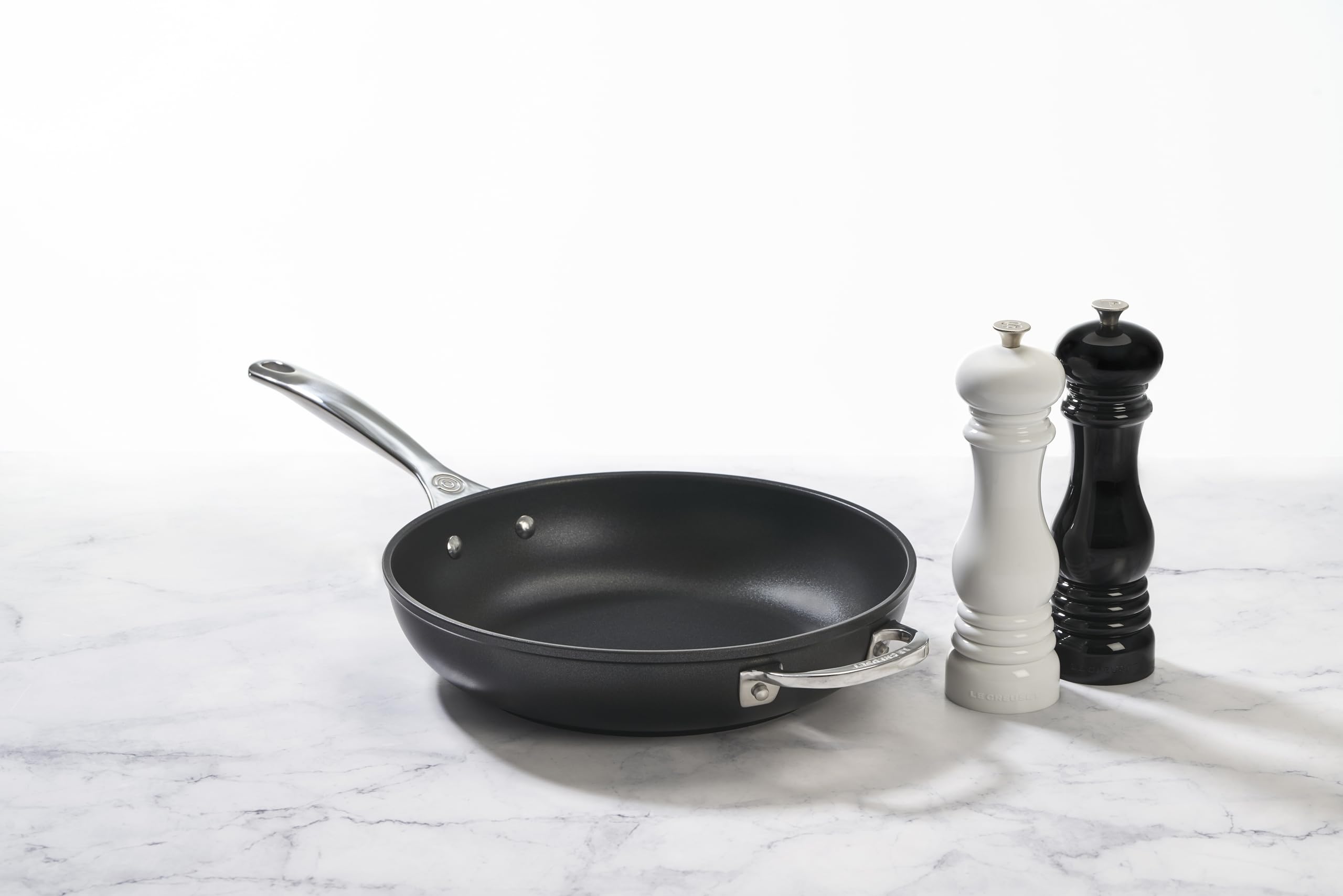 Foto 2 | Set De Molinillos De Sal Y Pimienta Le Creuset, Blanco Y Negro, 20 Cm - Venta Internacional.