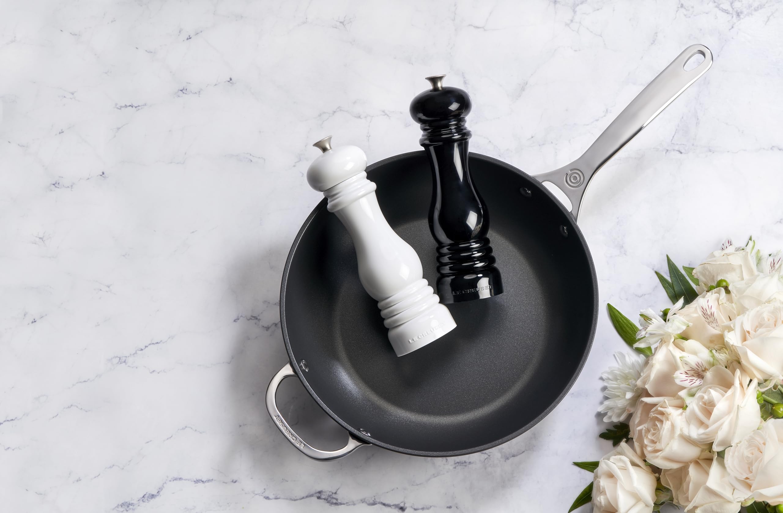 Foto 5 pulgar | Set De Molinillos De Sal Y Pimienta Le Creuset, Blanco Y Negro, 20 Cm - Venta Internacional.