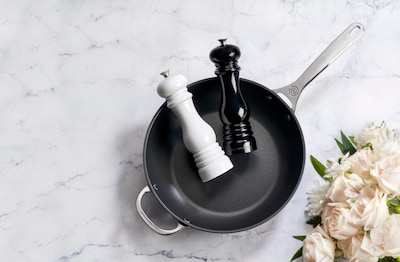 Foto 4 | Set De Molinillos De Sal Y Pimienta Le Creuset, Blanco Y Negro, 20 Cm - Venta Internacional.