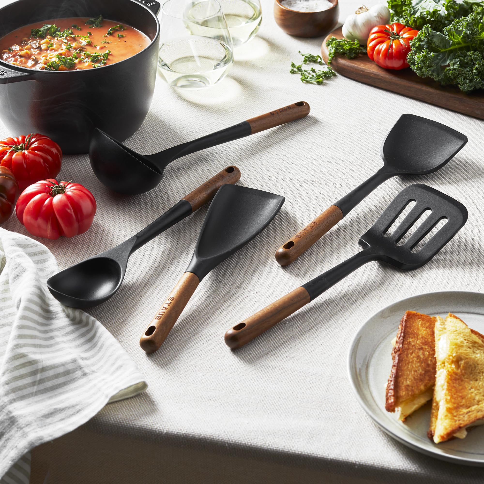 Foto 3 | Juego De Utensilios De Cocina Staub De Silicona Con Mango De Madera  5 Piezas - Venta Internacional.