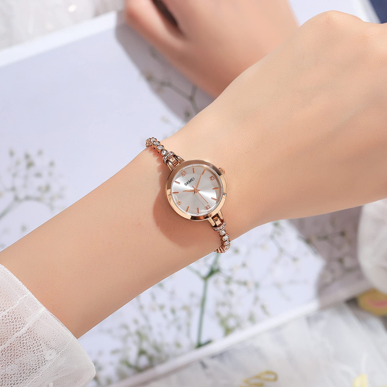 Foto 8 pulgar | Venta Internacional - Reloj Tonnier Dress Analog Quartz Para Mujer Con Brazalete De Diamantes