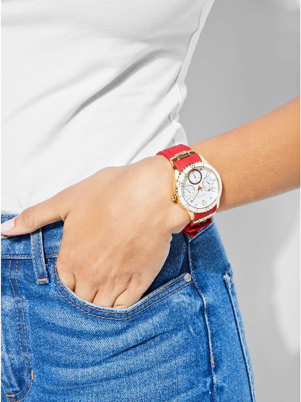 Foto 3 pulgar | Reloj Guess Gold-Tone + Iconic Red Silicone para Mujer - Venta Internacional