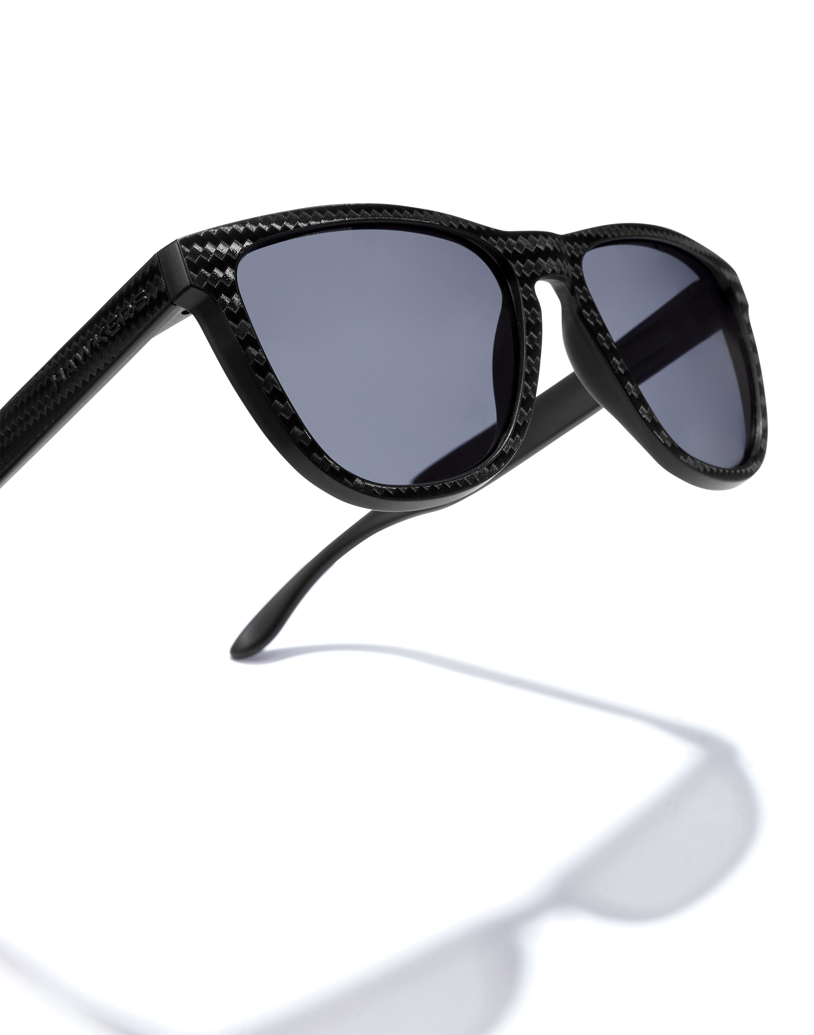 Foto 4 pulgar | Lentes Hawkers One Raw Carbono Polarized Dark para Hombres y Mujeres Uv400 color Negro