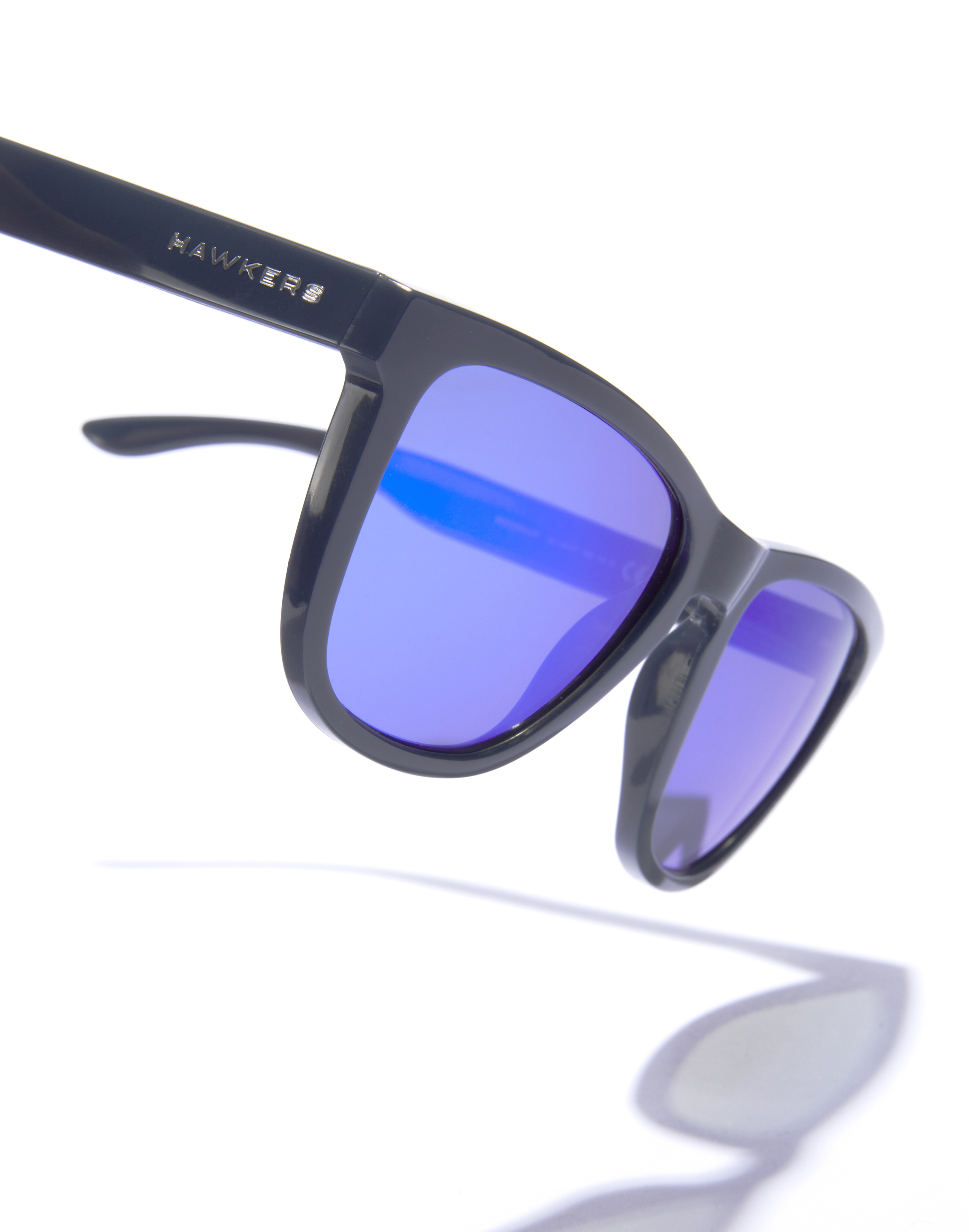 Foto 4 pulgar | Hawkers - One Raw Polarized Navy Sky Para Hombres Y Mujeres Uv400