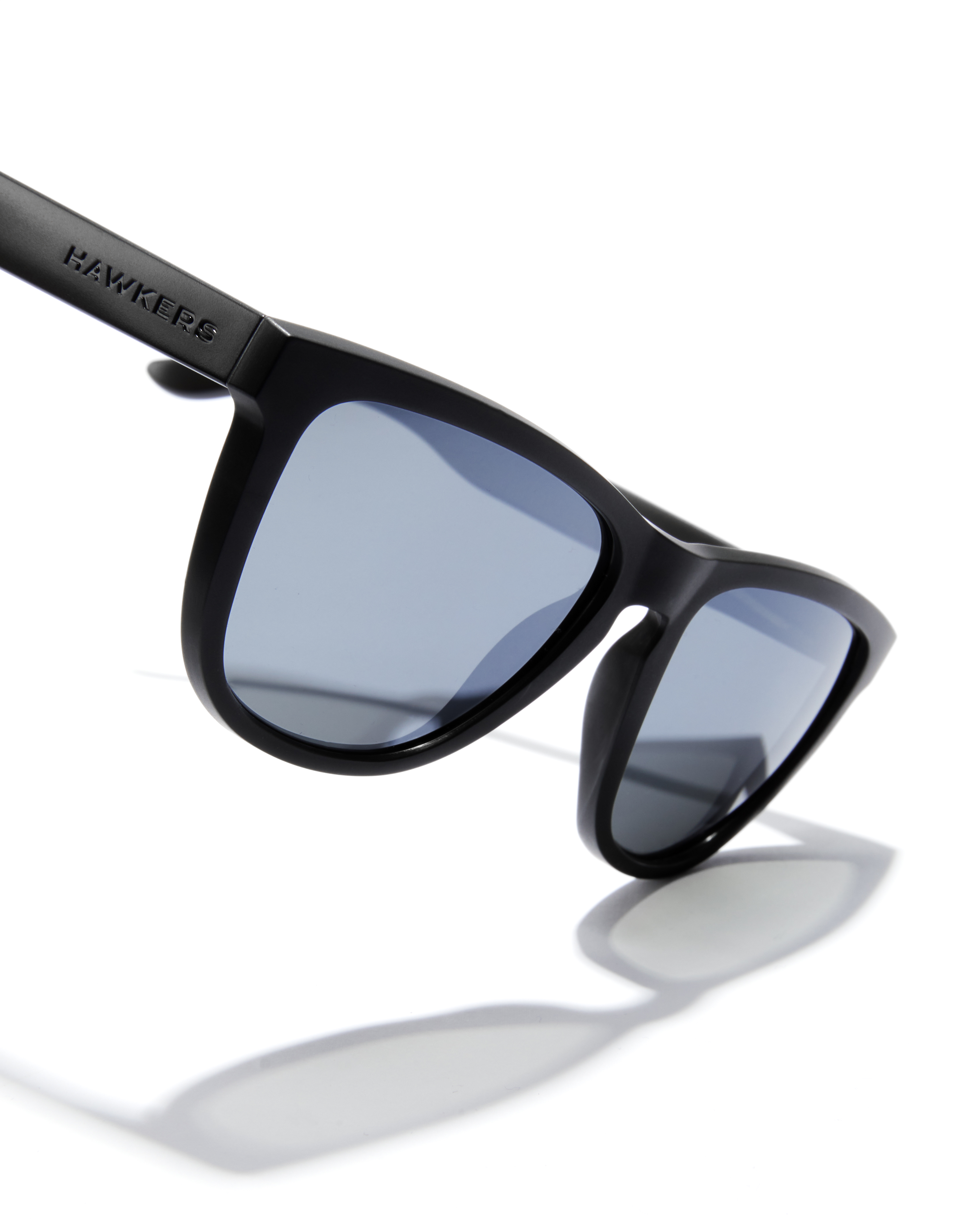 Foto 4 pulgar | Hawkers - One Raw Polarized Black Chrome Para Hombres Y Mujeres Uv400