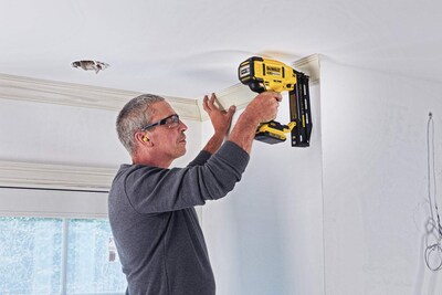 Foto 3 | Clavadora De Acabado Dewalt 20v Max* Xr Recta 16ga (dcn662b) - Venta Internacional.