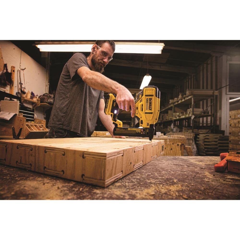 Foto 4 pulgar | Grapadora De Corona Estrecha Dewalt 20v Max* 18ga Con Batería Y Cargador - Venta Internacional.
