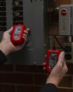 Foto 3 | Disyuntor Finder Triplett Cbf200 Con Comprobador Gfci Y Detector De Voltaje - Venta Internacional.