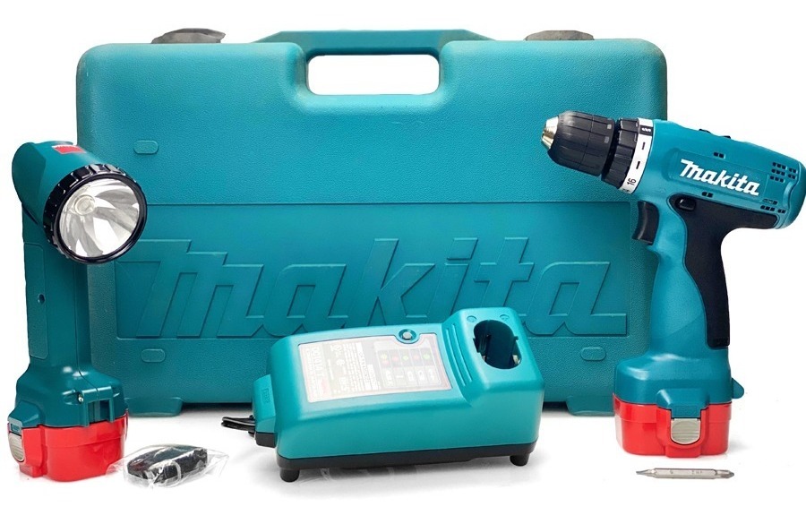 Foto 2 pulgar | Kit Atornillador 9.6 V C Lampara Makita C Estuche 6260dwple