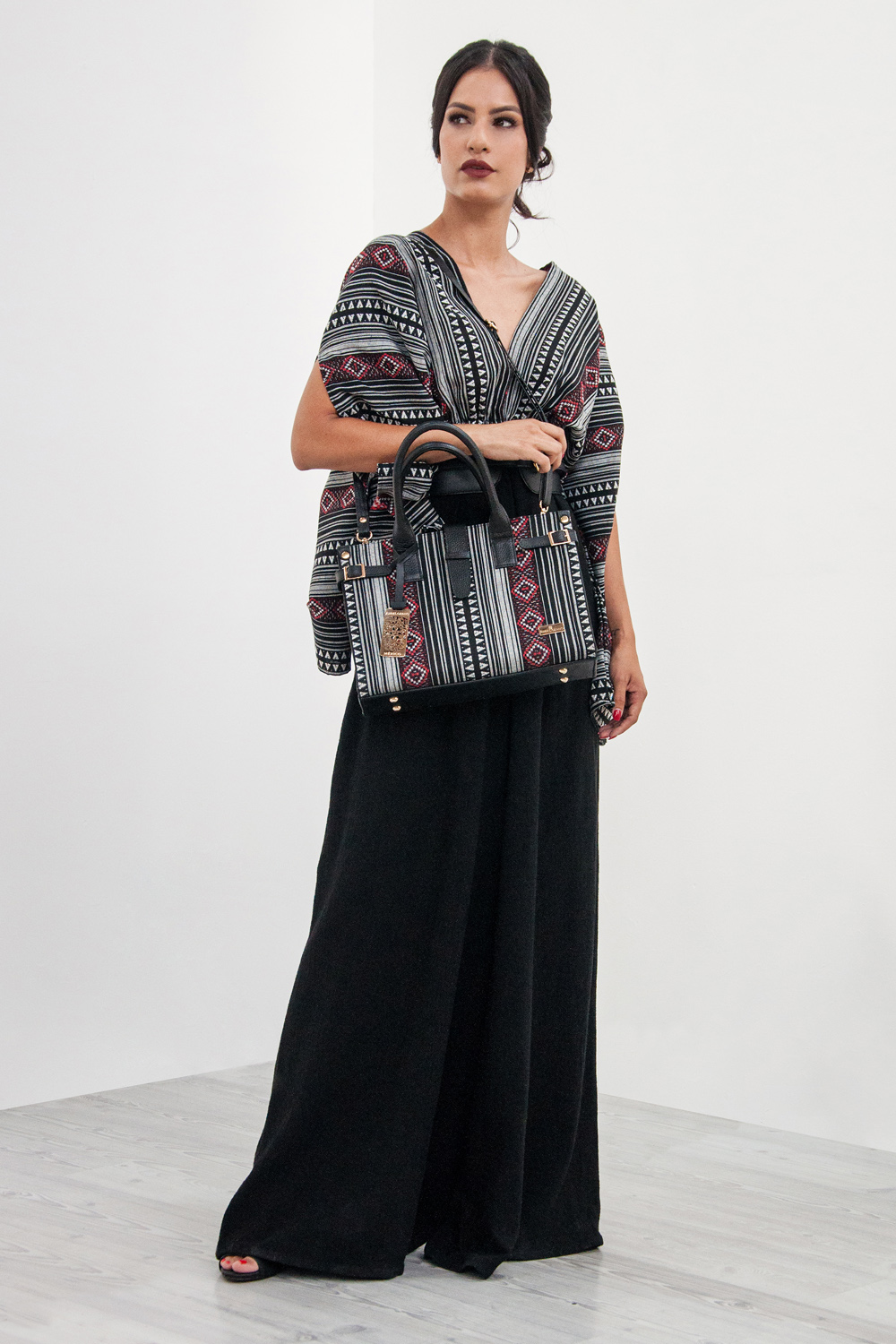 Foto 2 | Bolso A Ángelozano Samantha Tipo Satchel de Piel Vacuna color Negro con Telar Étnico para Mujer