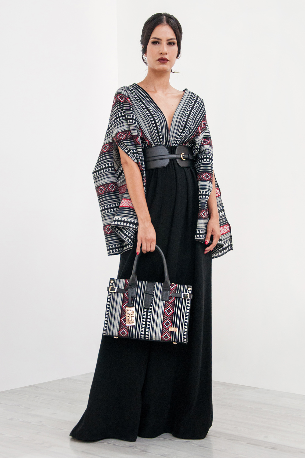 Foto 5 | Bolso A Ángelozano Samantha Tipo Satchel de Piel Vacuna color Negro con Telar Étnico para Mujer