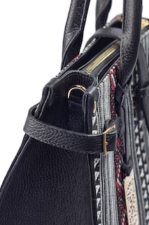Foto 6 | Bolso A Ángelozano Samantha Tipo Satchel de Piel Vacuna color Negro con Telar Étnico para Mujer
