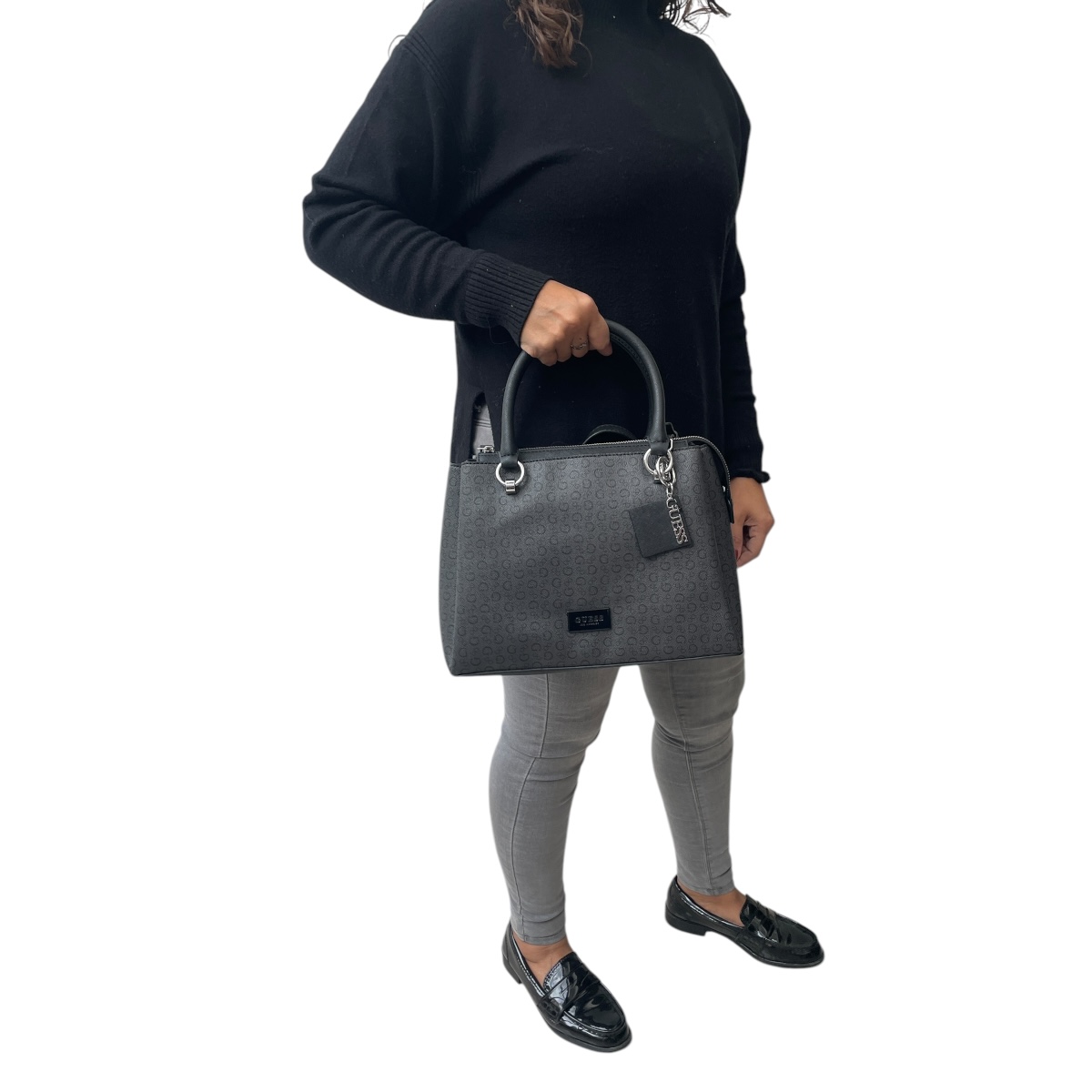 Foto 8 pulgar | Bolsa Guess Tote Menville Coal Negra