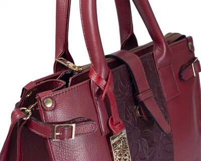 Foto 6 | Bolso Tipo Satchel A Ángelozano De Piel Vacuna Con Grabado Tipo Cincelado, Color Granada, Modelo Samantha