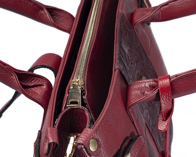 Foto 7 | Bolso Tipo Satchel A Ángelozano De Piel Vacuna Con Grabado Tipo Cincelado, Color Granada, Modelo Samantha