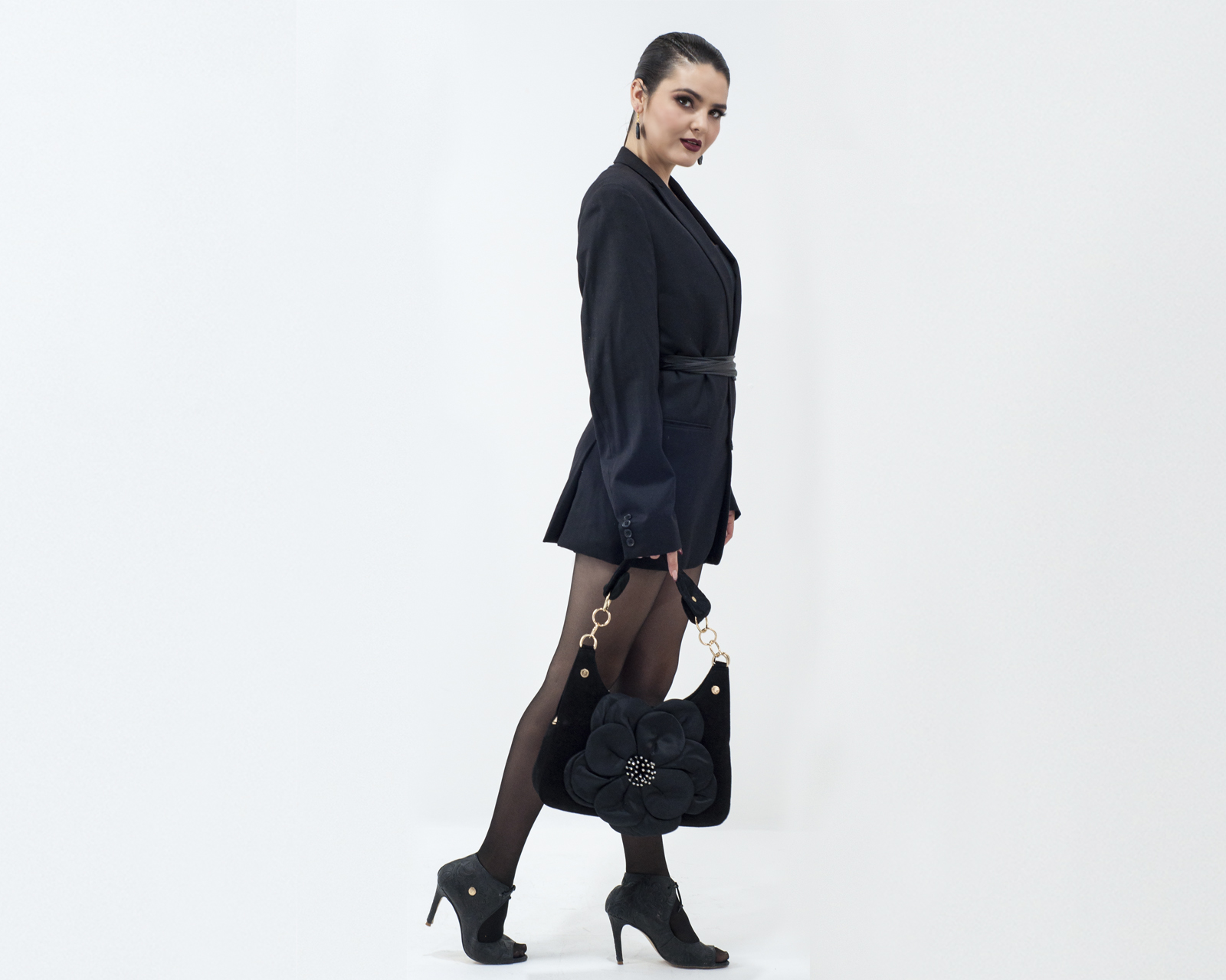 Foto 4 pulgar | Bolso Tipo Satchel A Ángelozano De Piel Gamuza Con Flor De Tela Satín, Color Negro, Modelo Irma