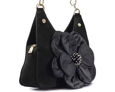 Foto 4 | Bolso Tipo Satchel A Ángelozano De Piel Gamuza Con Flor De Tela Satín, Color Negro, Modelo Irma