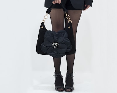 Foto 5 | Bolso Tipo Satchel A Ángelozano De Piel Gamuza Con Flor De Tela Satín, Color Negro, Modelo Irma
