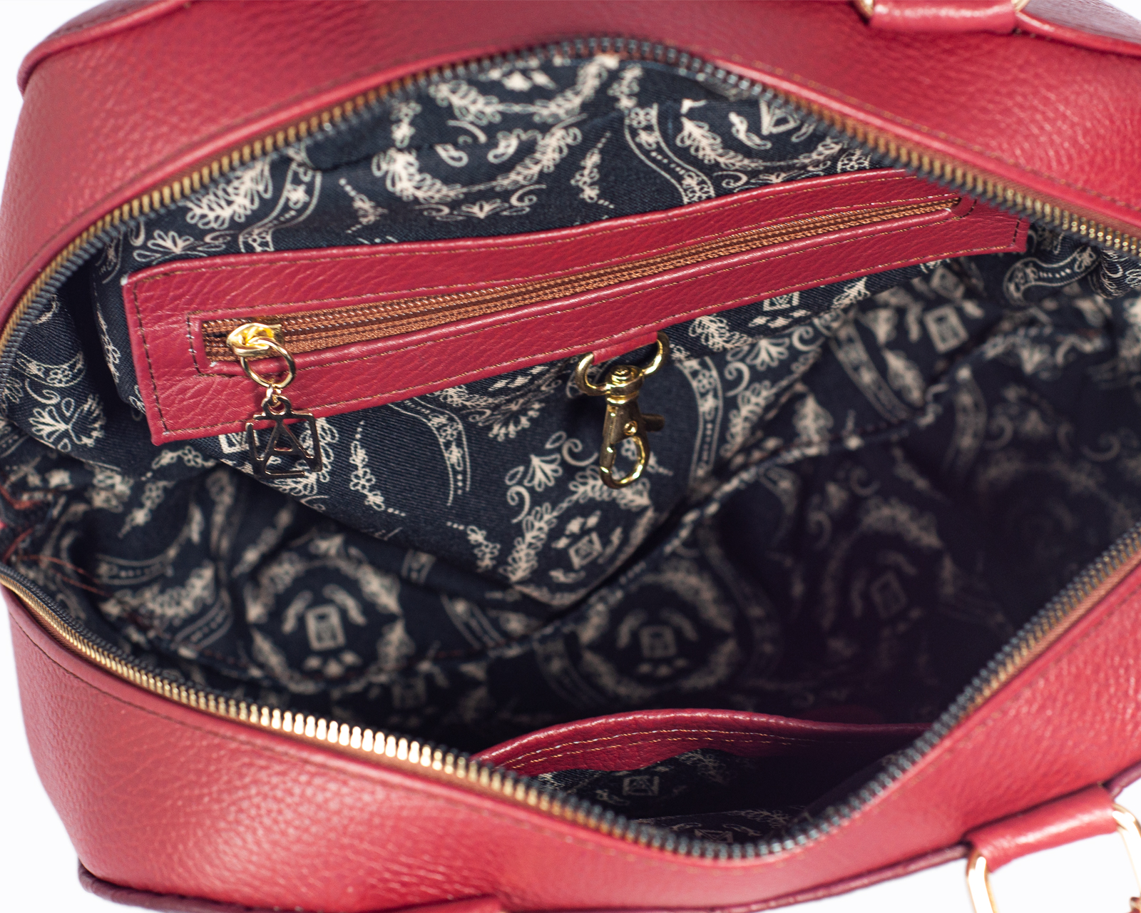 Foto 3 | Bolso Tipo Satchel A Aángelozano De Piel Vacuna Con Grabado Tipo Cincelado, Color Granada, Modelo Elsa