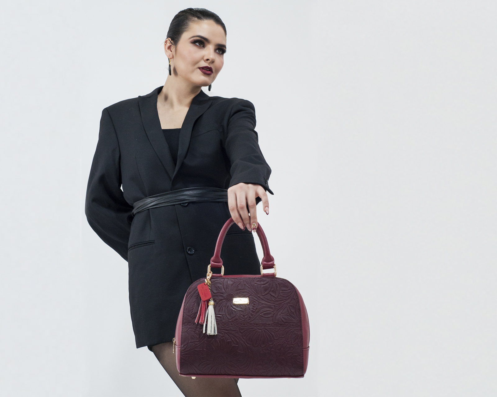 Foto 5 | Bolso Tipo Satchel A Aángelozano De Piel Vacuna Con Grabado Tipo Cincelado, Color Granada, Modelo Elsa
