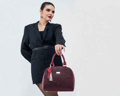 Foto 5 | Bolso Tipo Satchel A Aángelozano De Piel Vacuna Con Grabado Tipo Cincelado, Color Granada, Modelo Elsa