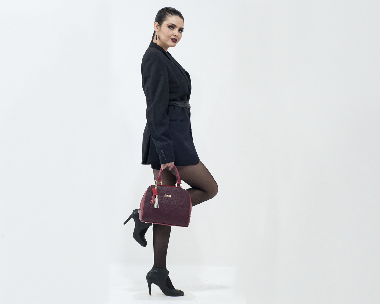 Foto 8 | Bolso Tipo Satchel A Aángelozano De Piel Vacuna Con Grabado Tipo Cincelado, Color Granada, Modelo Elsa