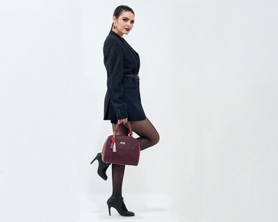 Foto 8 | Bolso Tipo Satchel A Aángelozano De Piel Vacuna Con Grabado Tipo Cincelado, Color Granada, Modelo Elsa