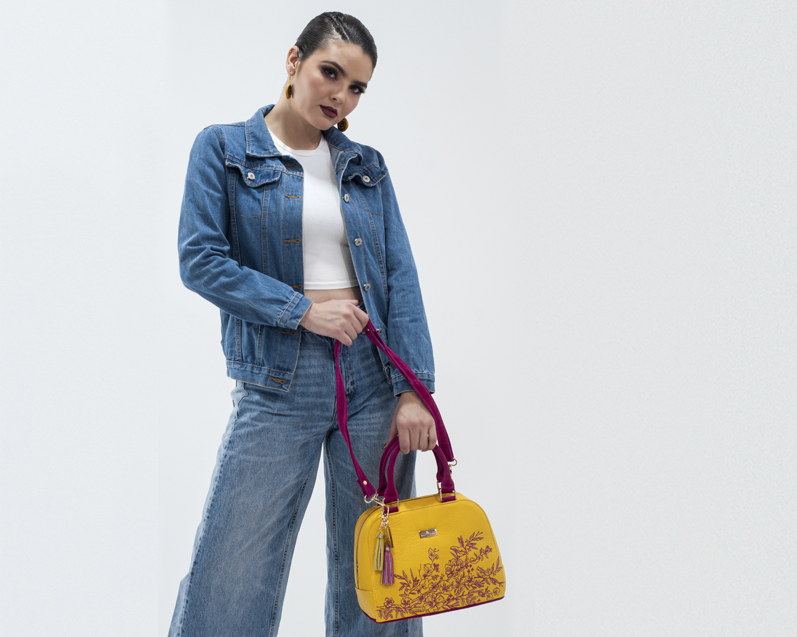 Foto 2 | Bolso Tipo Satchel A Ángelozano De Piel Vacuna Con Bordado, Color Amarillo, Modelo Elsa