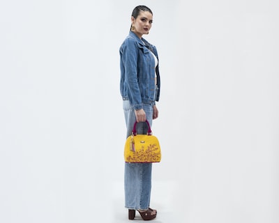 Foto 7 | Bolso Tipo Satchel A Ángelozano De Piel Vacuna Con Bordado, Color Amarillo, Modelo Elsa