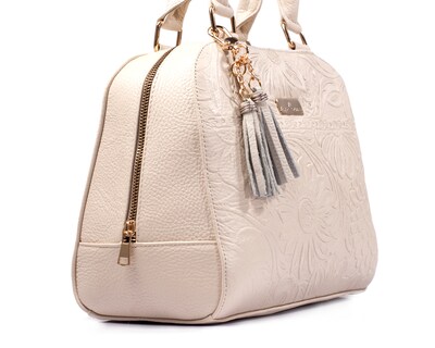 Foto 7 | Bolso Tipo Satchel A Ángelozano De Piel Vacuna Grabado Tipo Cincelado Color Hueso, Modelo Elsa